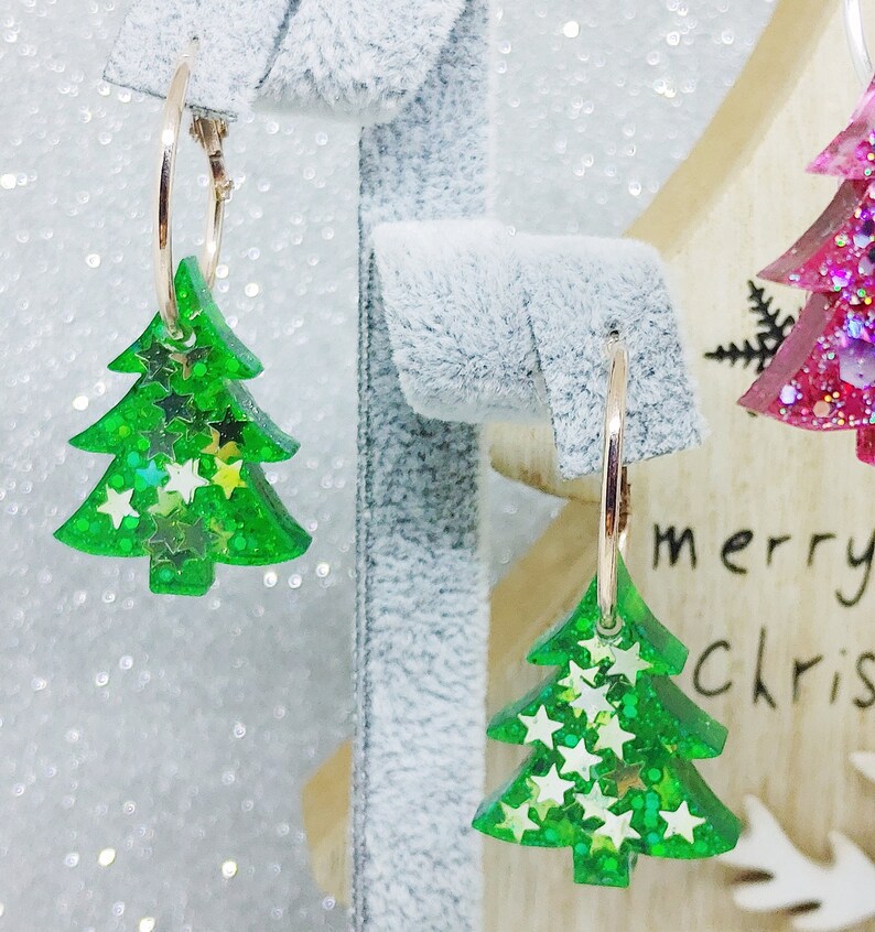 Christmas tree epoxy resin hoop earrings colorful Xmas jewelry with holographic glitters inclusions zdjęcie 9