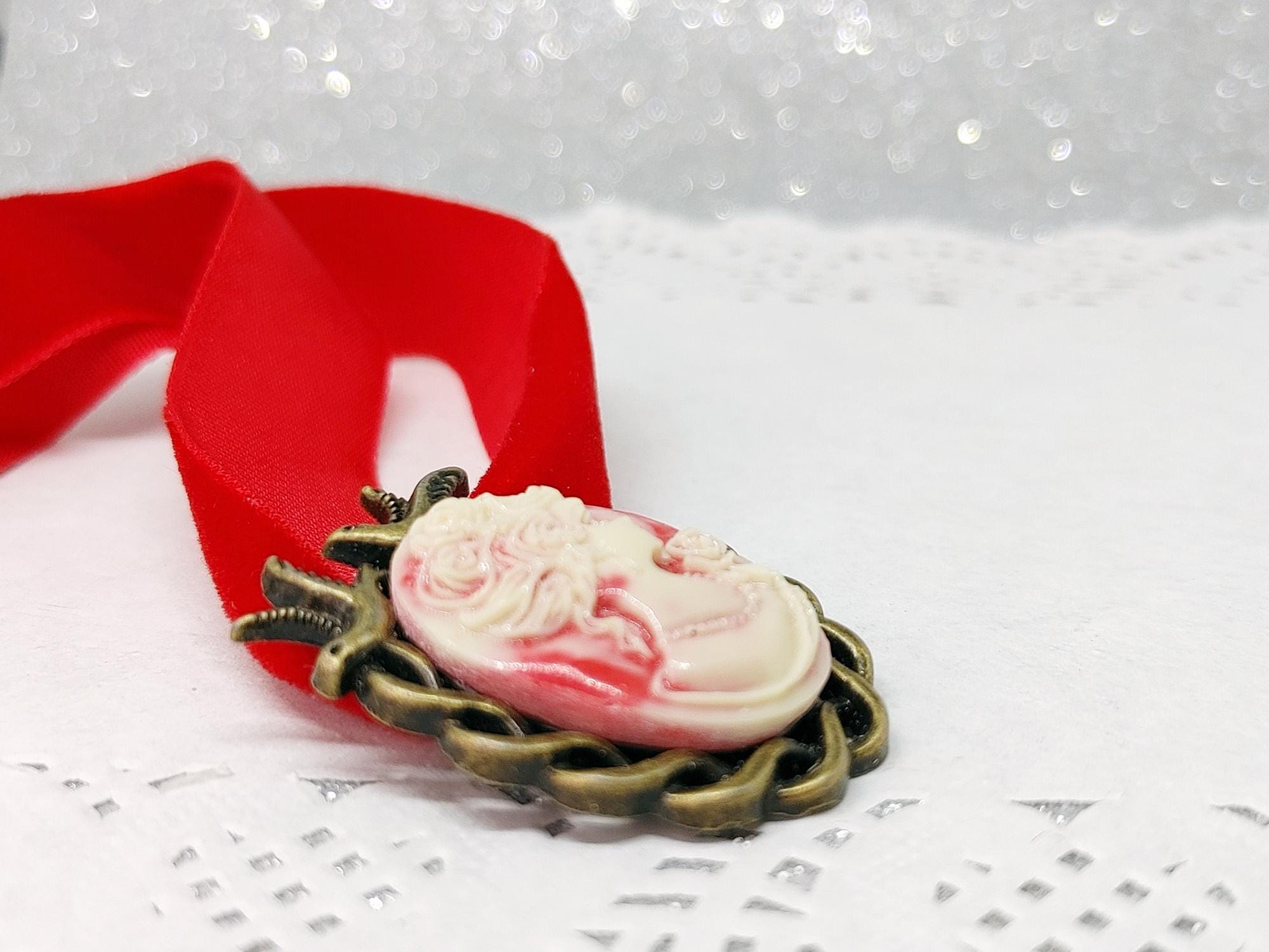 Collier Ras Du Cou Velours Rouge - Camée Oiseaux, Monture Dorée - Bijou Fantaisie Artisanal Français !