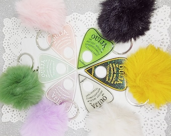 Llavero con pompón de piel sintética y puntero Ouija de resina - Decoración gótica pastel para bolsos