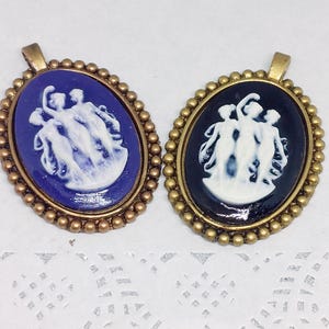 アガサ・ハークネス: 魔女が身に着けていた宝石をイメージした三美神のカメオ付き樹脂ペンダント - コスプレアクセサリー - オーダーメイド