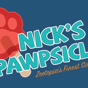 K&ouml;nnte beinhalten: Ein roter Pfoten-f&ouml;rmiger Eis am Stiel auf einem Stiel mit dem Text "Nick's Pawpsicles Zootopia's Finest Since 2016" in Blau und Orange.