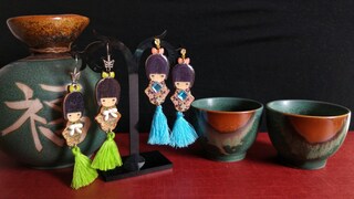 WEVENI Orecchini Pendenti A Forma Di Bambola Kokeshi Giapponese - Kimono Tradizionale, Acrilico E Acciaio Inox, Regalo Kawaii