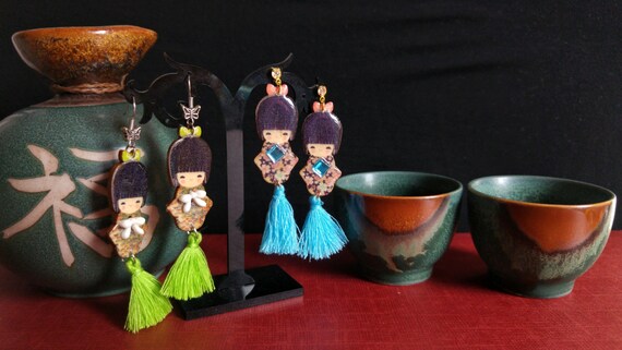 WEVENI Orecchini Pendenti A Forma Di Bambola Kokeshi Giapponese - Kimono Tradizionale, Acrilico E Acciaio Inox, Regalo Kawaii