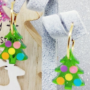 Christmas tree epoxy resin hoop earrings colorful Xmas jewelry with holographic glitters inclusions zdjęcie 8