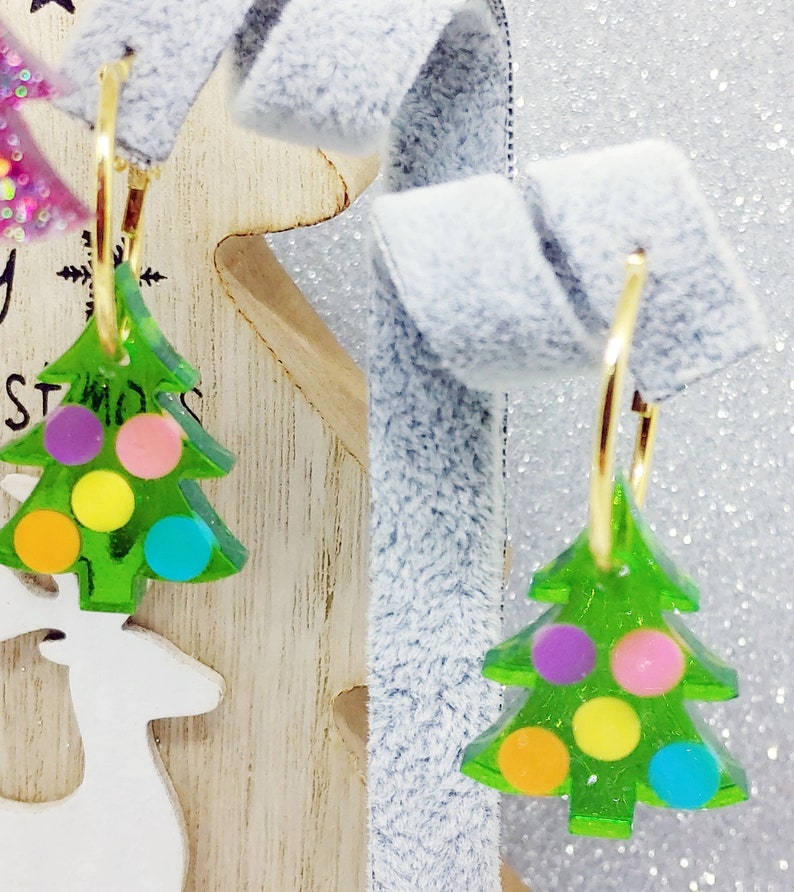 Christmas tree epoxy resin hoop earrings colorful Xmas jewelry with holographic glitters inclusions zdjęcie 8