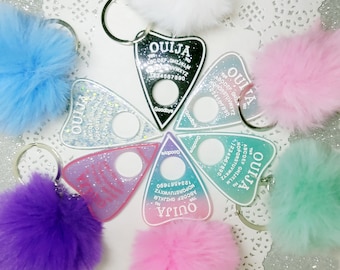 Llavero con pompón de piel sintética y puntero Ouija de resina - Decoración gótica pastel para bolsos