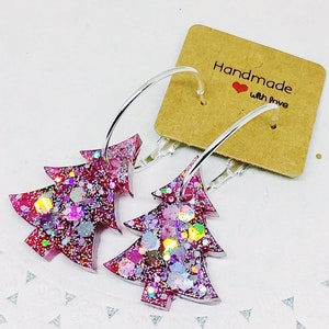 Christmas tree epoxy resin hoop earrings colorful Xmas jewelry with holographic glitters inclusions zdjęcie 3