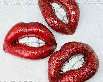 Red Lips The Rocky Horror Picture Show – Kühlschrankmagnet oder Vorhang-Raffhalter aus metallischem Kristallharz oder Glitzer