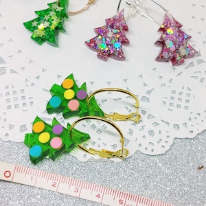 Christmas tree epoxy resin hoop earrings colorful Xmas jewelry with holographic glitters inclusions zdjęcie 10