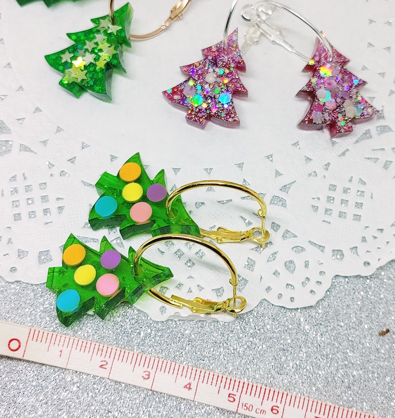 Christmas tree epoxy resin hoop earrings colorful Xmas jewelry with holographic glitters inclusions zdjęcie 10