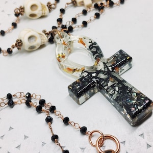 Ankh-Halskette aus Harz mit Einschlüssen, inspiriert vom Tod des Sandmanns – ägyptischer Kreuzanhänger