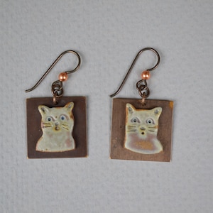 Hand geschnitzte Katze Ohrringe aus Steinzeug Ton auf natürliche Messing Anhänger und Niob Ohrwirte mit soliden Kupfer Ball