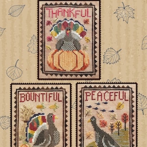 Op de afbeelding: Drie borduurpatronen met Thanksgiving-thema's. Het bovenste ontwerp toont een kalkoen met een pompoen en het woord "Thankful". Het middelste ontwerp toont een kalkoen met het woord "Bountiful". Het onderste ontwerp toont een duif met het woord "Peaceful".