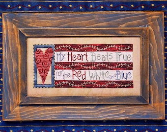 Könnte beinhalten: Ein gerahmtes Kreuzstich-Design mit einem roten Herzen mit einem stilisierten Design und dem Text "My Heart Beats True for the Red White and Blue".