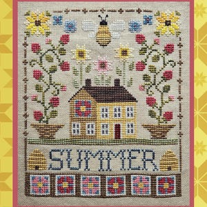SOMMER; SALZDOSE; Digitales Stickmuster für Kreuzstich von Wawanding Moon; Saltbox Haus in einer hübschen jahreszeitlichen Umgebung; Bienen, Blumen & Quilt-Blöcke