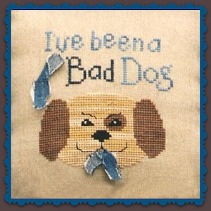 Può includere: Schema di punto croce di un cane marrone con il testo "I've been a Bad Dog" sopra il cane. Il cane indossa un collare di jeans blu e ha un pezzo di jeans in bocca.
