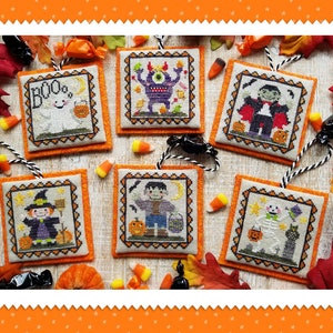 Può includere: Sei ornamenti fatti a mano con punto croce a tema Halloween con retro in feltro arancione. Gli ornamenti raffigurano un fantasma, un mostro, un vampiro, una strega, un Frankenstein e una mummie.