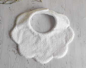 Baby bib in the shape of a flower/cloud, cotton fabric with English embroidery Oekotex.
