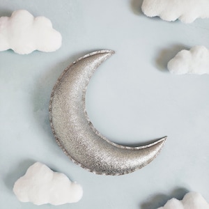 Glittery silver moon in imitation leather. image 1