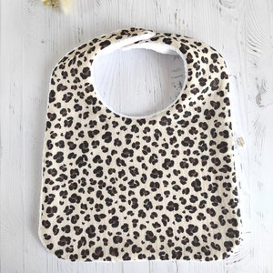 Bib in Oeko-tex double gauze fabric and Oeko-tex bamboo micro terry with leopard pattern.