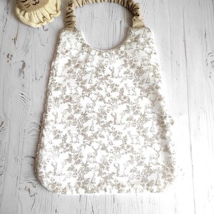 Canteen bib with elasticated neck opening in Oekotex cotton fabric with toile de jouy pattern