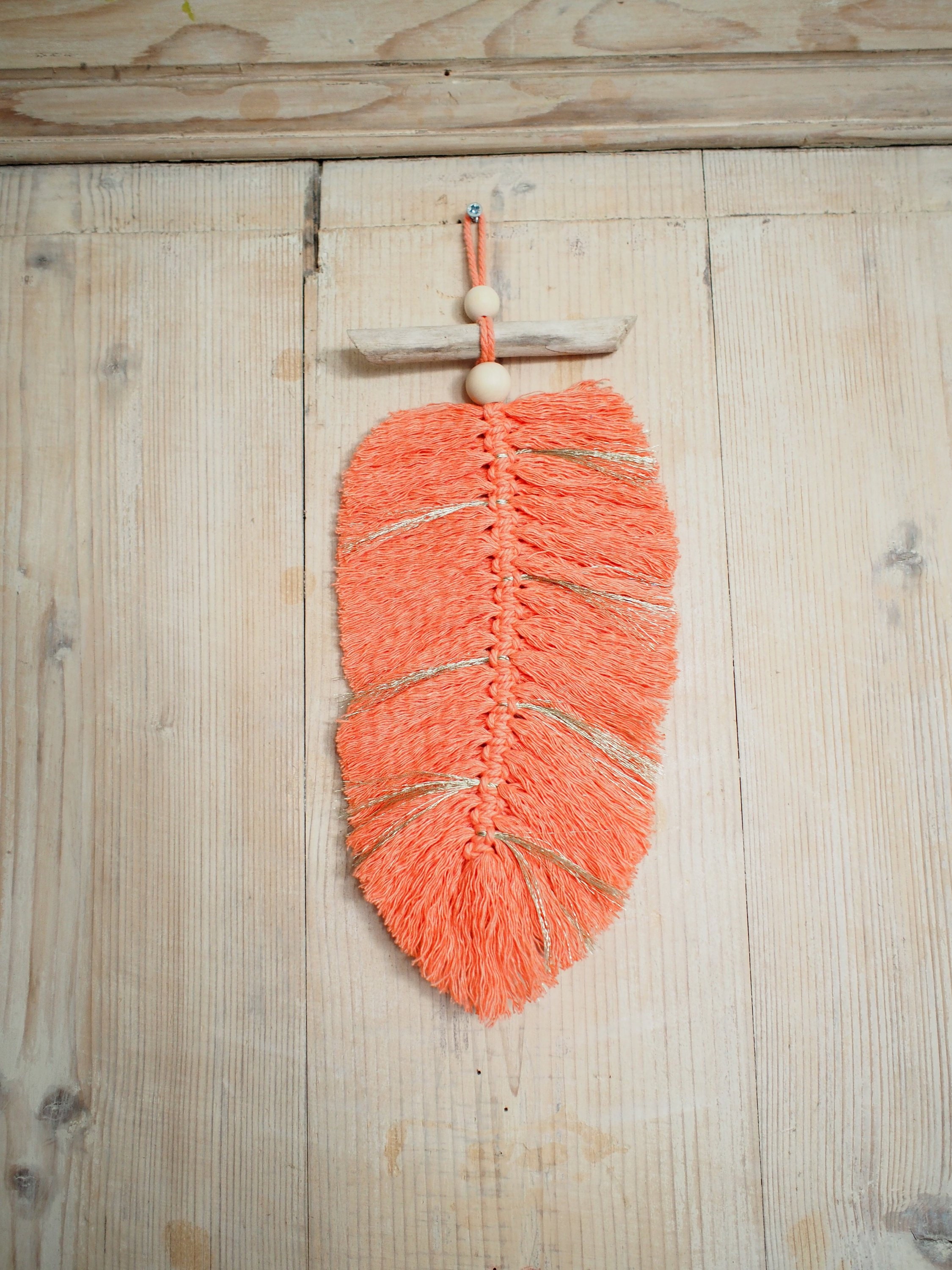 Suspension Macramé Plume/Feuille avec Fils d'or, Décoration Murale Bohème Pour Une Déco Exotique et 