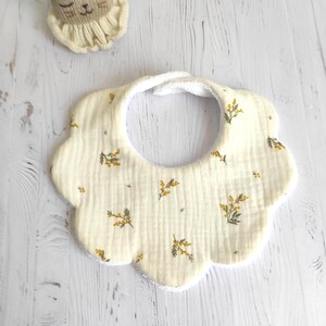 Baby-Lätzchen in Form einer Blume/Wolke aus doppellagigem Gaze mit Mimosenblütenmuster