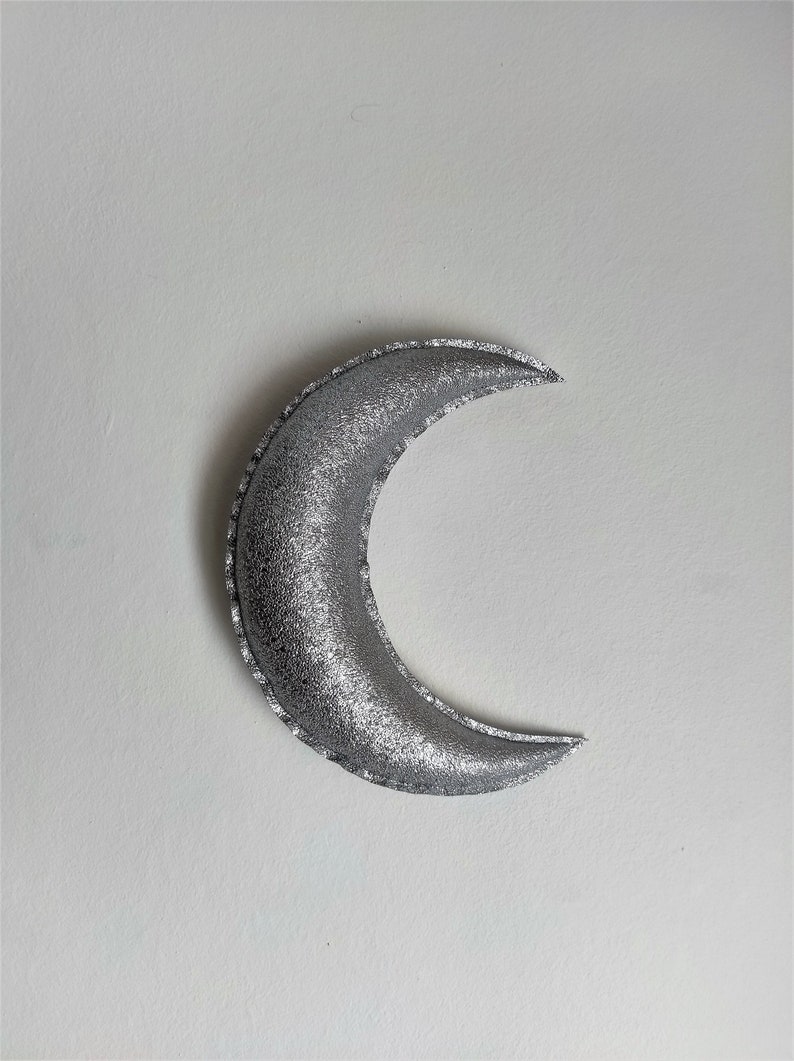 Glittery silver moon in imitation leather. image 3