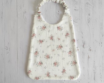 Bib in double gauze fabric with small flower pattern Oekotex, elasticated neck circumference