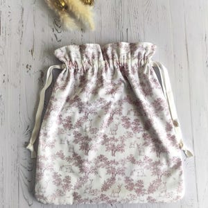 Pouch fully lined in Oeko-tex cotton fabric with a pink printed toile de Jouy style