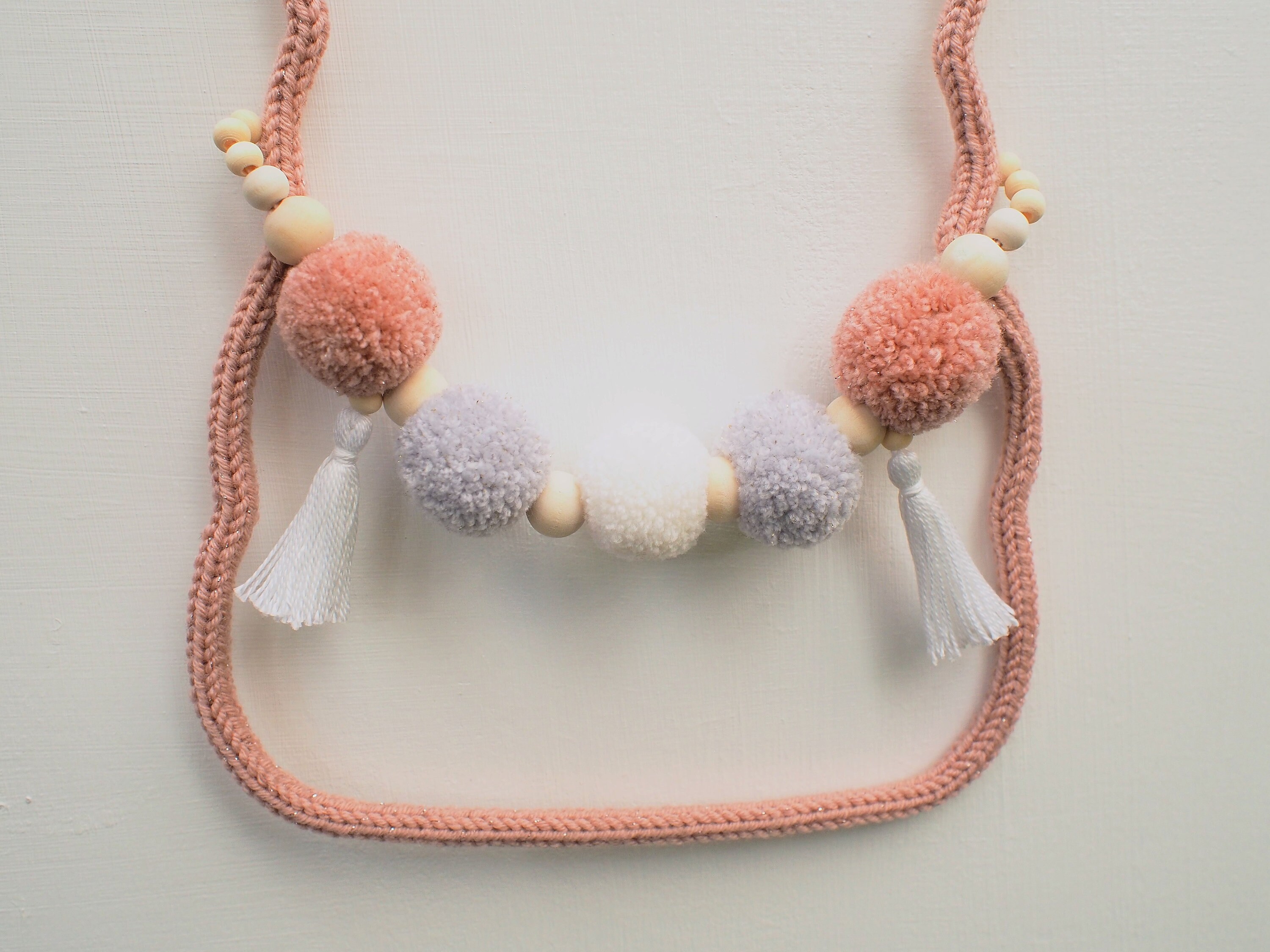 Lama Rose en Tricotin avec Collier de Pompons Laine