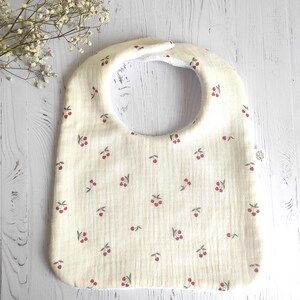Baby bib (3-12 months) in double gauze Oeko-tex fabric and Oeko-tex bamboo micro-terry with a small cherry pattern
