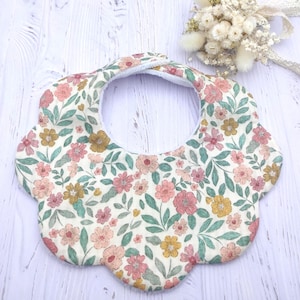 Bavoir bébé en forme de fleur/ nuage en tissu Seersucker 100% coton, motif fleurie.
