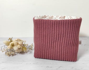Può includere: Un cestino portaoggetti quadrato in tessuto con un esterno testurizzato color rosa polvere e una fodera interna bianca con un delicato motivo floreale marrone. Il cestino presenta una piccola etichetta in tessuto sul lato e una forma eretta.