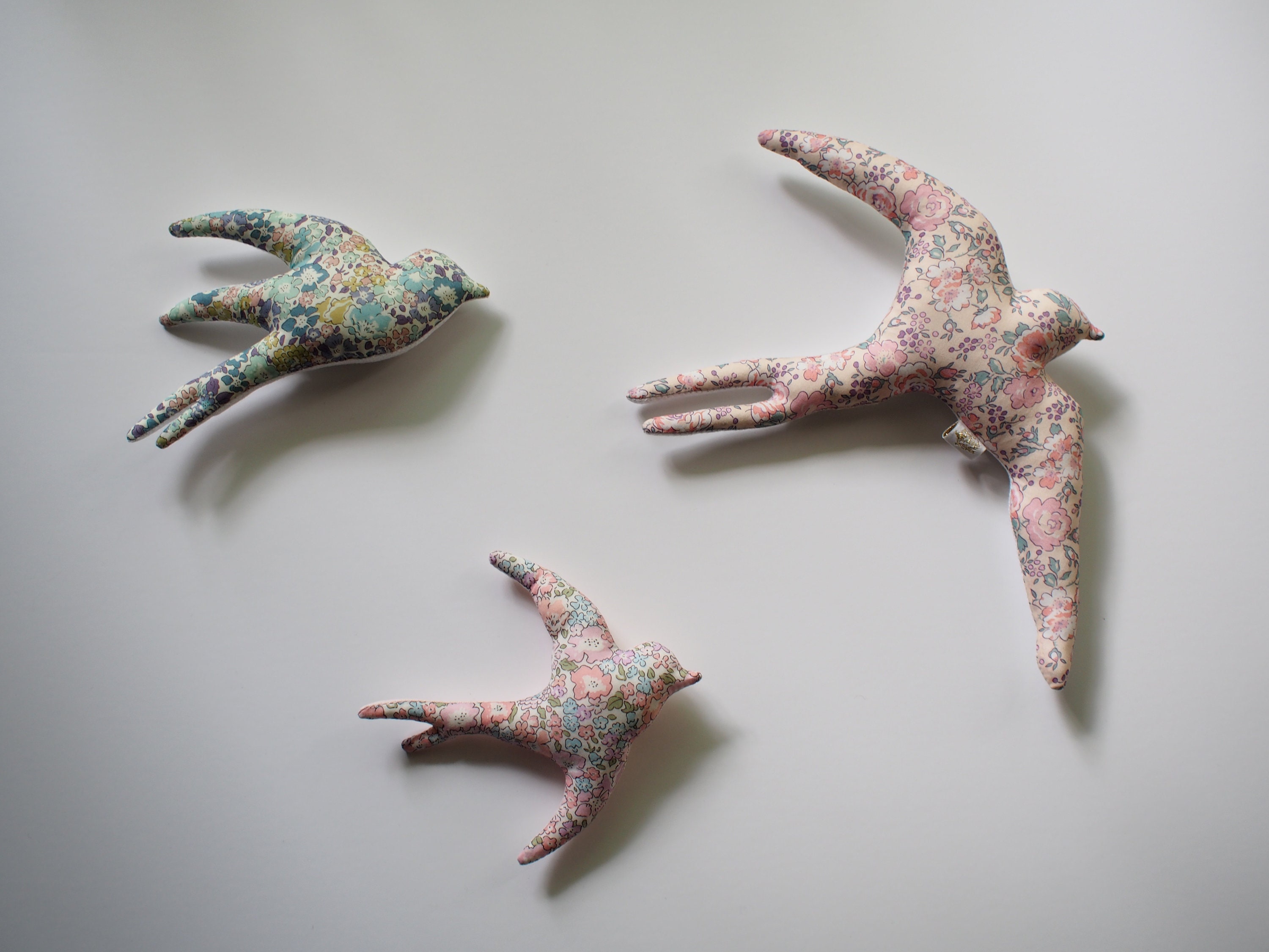 Hirondelles en Tissu Liberty à Suspendre - Déco Chambre d'enfant, Décoration Intérieur Romantique.