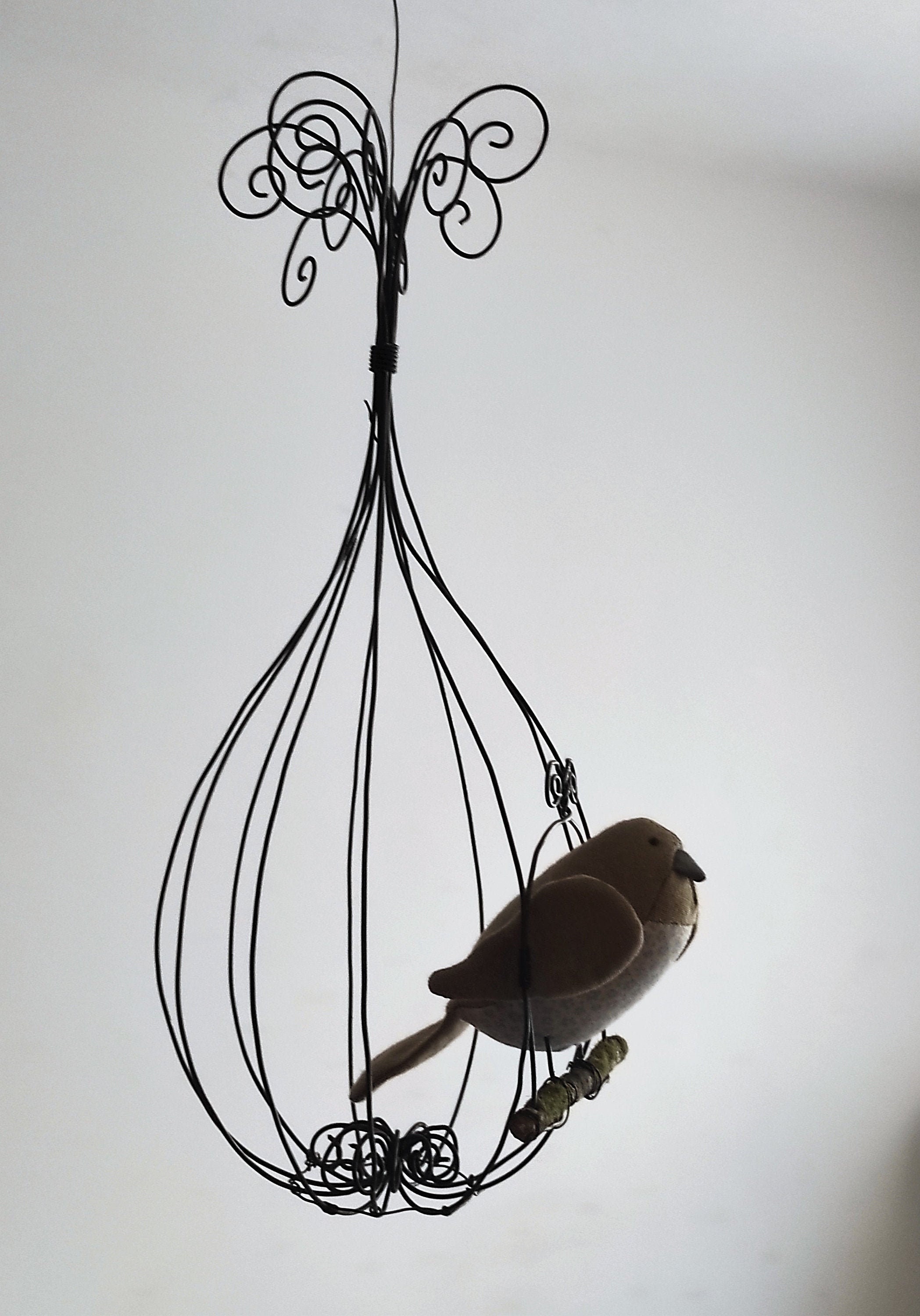 Cage Oiseau en Fil de Fer Recuit avec Un Petit Tissu Entièrement Fait Main