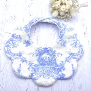 Baby-Lätzchen in Form einer Blume/Wolke aus doppellagigem Gaze-Stoff mit Oekotex-Toile-de-Jouy-Muster.