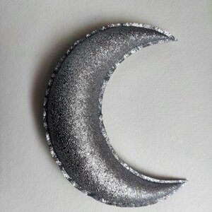 Glittery silver moon in imitation leather. image 4