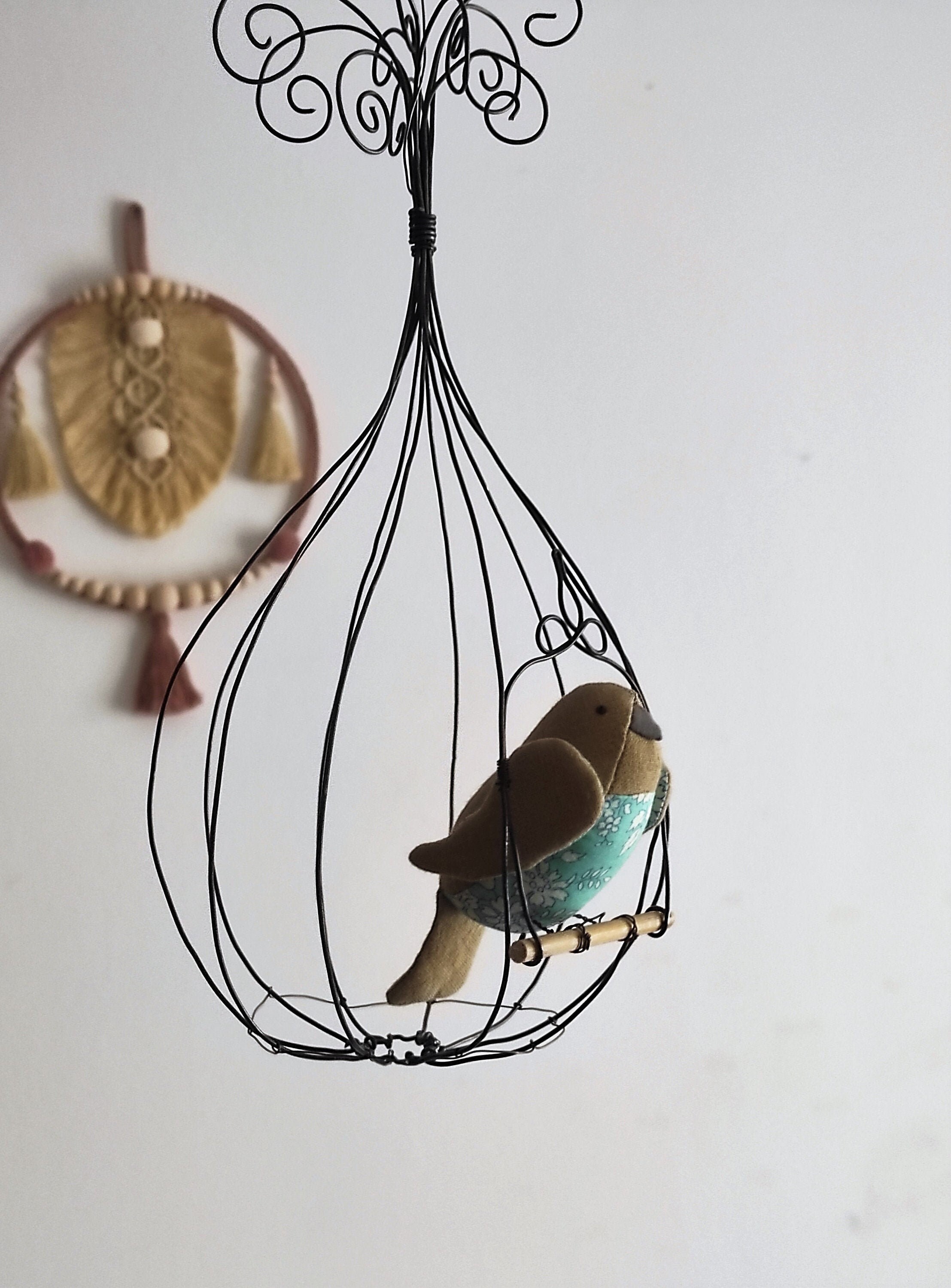 Cage Oiseau en Fil de Fer Recuit avec Un Petit Tissu Entièrement Fait Main