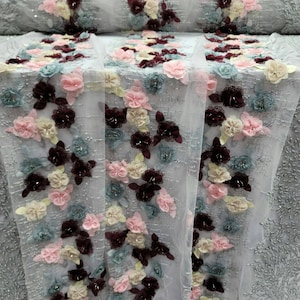 Mehrfarben wulstige Spitze 3d Blumenblumen-Rosa-Burgund-Stickerei auf Silber-Mesh-Gewebe Schüttgut Kleid Quinceañora Brautabschlussball