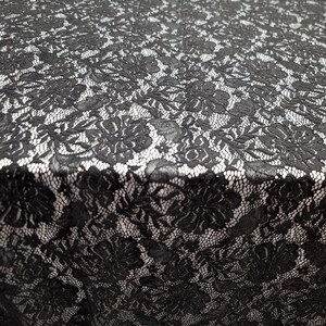 Dentelle noire extensible, perles de nylon, fleurs florales collées, brodées sur un tissu de bal de finissants, vendu par mètre
