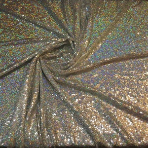Op de afbeelding: Een close-up van iriserende zilveren en gouden paillettenstof. De stof is een glinsterende, glimmende stof met een subtiele glans.