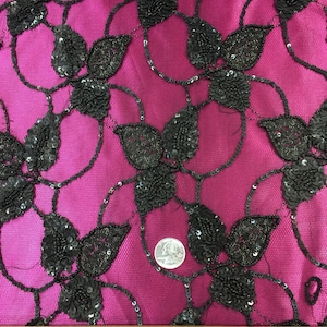 Schwarze Blumenspitze mit Ranken und Blättern – Abendkleid