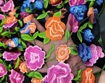 マルチカラーレース花柄フクシアオレンジブルーマルチカラー刺繍入りブラックメッシュプロム生地（1ヤードあたり）ガウンキンセアニェーラブライダルドレス
