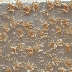 Pfirsichfarbene handperlenbesetzte Spitze mit 3D-Blumen, bestickt auf Netzstoff. Verkauft in großen Mengen. Kleid für Quinceañera-Braut, Abendkleid. Wunderschön
