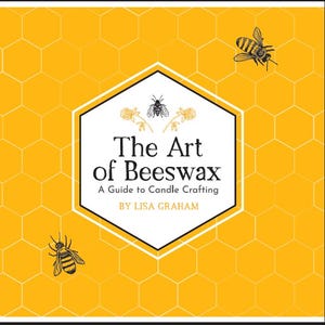 Könnte beinhalten: Ein Buchcover mit einem gelben Wabenmuster und einem weißen Sechseck mit dem Text "The Art of Beeswax" und "A Guide to Candle Crafting" von Lisa Graham. Auf dem Cover sind drei schwarz-gelbe Bienen zu sehen.