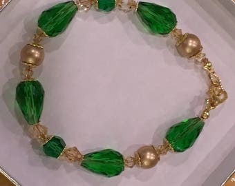 Handmade crystal and faux pearl bracelet.  Green and gold.
