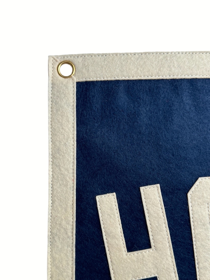 Pu&ograve; includere: Uno stendardo in feltro blu navy con un bordo in feltro bianco e il numero "40" in feltro bianco.