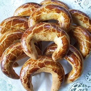 Biscoitos Crescentes Húngaros KIFLI (Semente de Papoula &quot;Mákos&quot; OU Noz &quot;Diós&quot;) Pozsonyi (patkó) feitos à mão