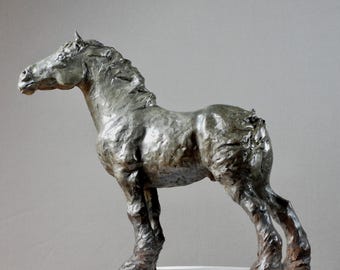 Escultura de bronce de Clydesdale: Caballo pesado y azotado por el viento, decoración artística de Kindrie Grove